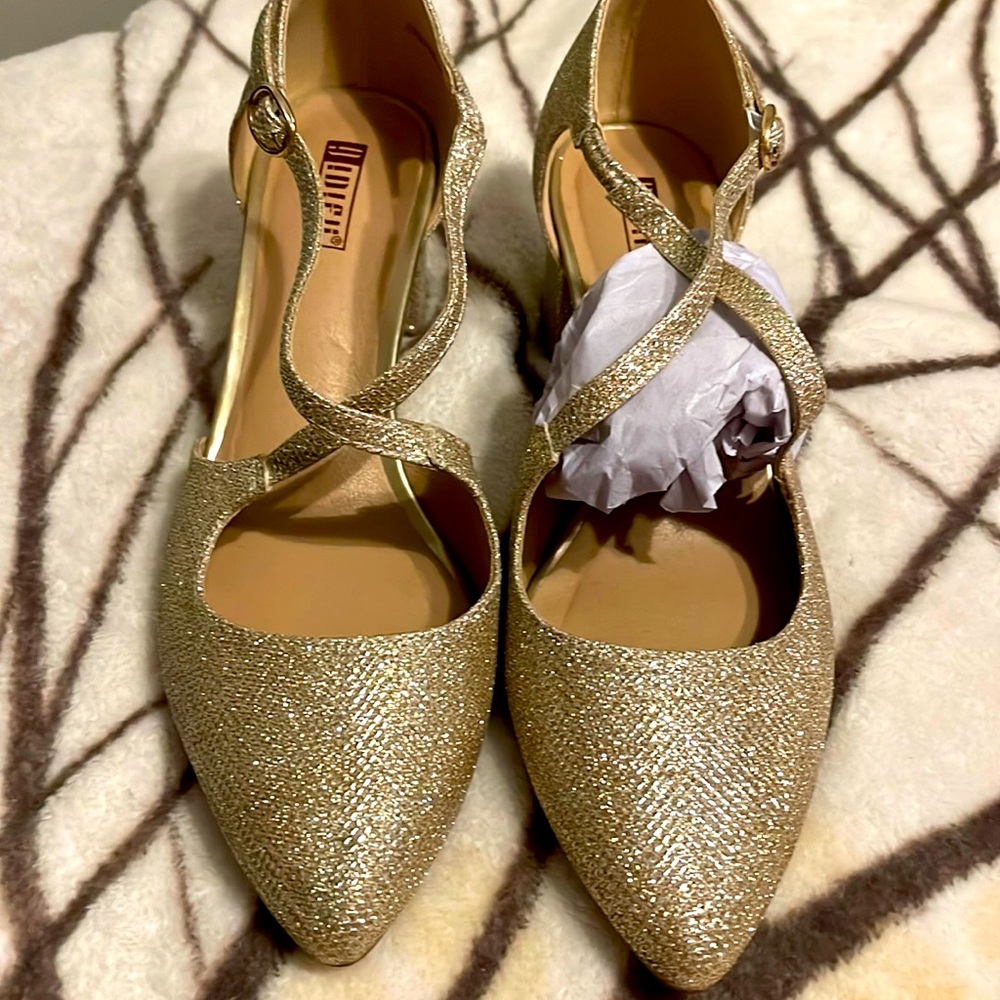 Size 9 gold glitter heels. Almost new